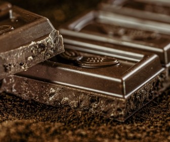 O czym warto wiedzieć przed zakupem maszyn do wyrobów czekoladowych?