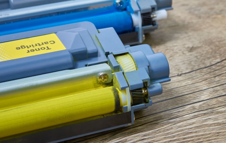 Jakie tonery wybrać, gdy drukarka stoi w domu i drukuje nieregularnie?