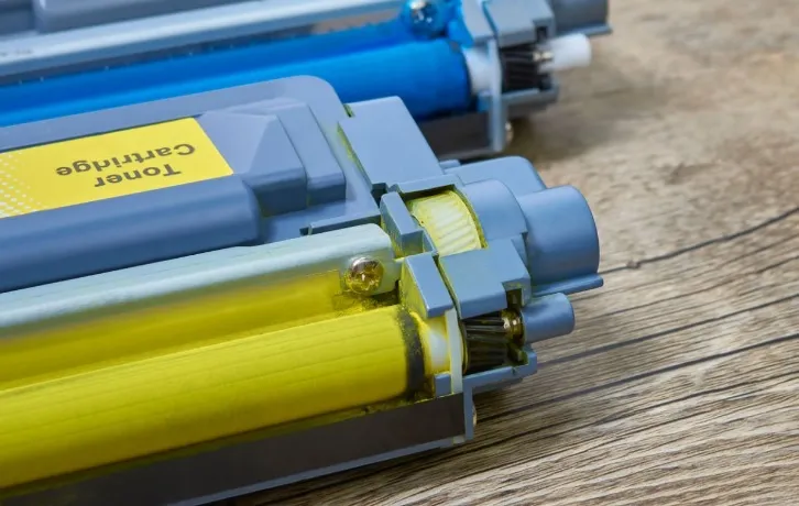 Jak dobrać tonery, gdy liczy się cicha praca i czystość (brak brudzenia wnętrza drukarki)
